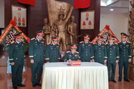 Đại tướng Phan Văn Giang-Ủy viên Bộ Chính trị, Phó Bí thư Quân ủy Trung ương, Bộ trưởng Bộ Quốc phòng ghi sổ lưu niệm tại Bảo tàng Quân đoàn 34. Ảnh: T.D