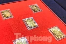 Giá vàng tiếp tục giảm mạnh