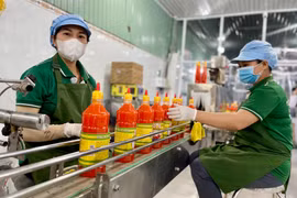 Công nhân làm việc tại cơ sở sản xuất nước chấm Tương Việt Hoa Sen (xã Diên Phú, TP. Pleiku). Ảnh: V.T