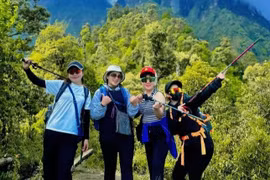 Giới trẻ leo núi, đi bộ xuyên rừng dịp nghỉ lễ