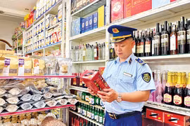 Cục QLTT tập trung kiểm tra những mặt hàng có nhu cầu tiêu dùng cao trong dịp cuối năm và Tết Nguyên đán. Ảnh: T.N