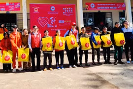Hội Chữ thập đỏ tỉnh phối hợp với Hội Chữ thập đỏ TP. Pleiku và các đơn vị, câu lạc bộ, hội, nhóm thiện nguyện trao quà cho các hộ nghèo, khó khăn tại xã Gào. Ảnh: N.N
