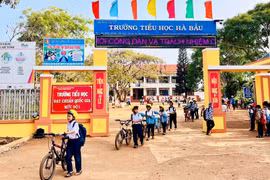 Học sinh Trường Tiểu học Hà Bầu (huyện Đak Đoa) đã có ý thức đội mũ bảo hiểm khi tham gia giao thông, dù là đi xe đạp. Ảnh: H.D