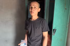 Đối tượng Trần Công Phương (SN 1988, trú tại làng Me, xã Ia Piơr, huyện Chư Prông) cùng tang vật. Ảnh: V.N