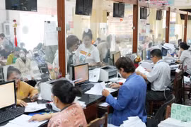 Người dân được giải quyết hồ sơ tại UBND quận ở TP. Hồ Chí Minh. Ảnh HỮU HẠNH. Nguồn TTO