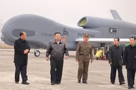 Nhà lãnh đạo Kim Jong-un (thứ 2 từ trái sang) và các quan chức Triều Tiên. Ảnh: KCNA/Yonhap