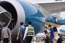 'Nóng' giá vé máy bay Tết, các hãng tăng tàu tăng chuyến sớm