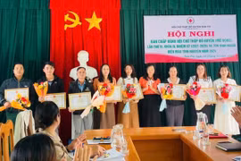 Phó chủ tịch UBND huyện Đak Pơ trao giấy khen cho các tập thể, cá nhân tiêu biểu trong phong trào hiến máu tình nguyện năm 2024.(Ảnh: Nguyễn Hiền)