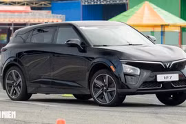 Từ 1.1.2025, học lái ô tô điện được cấp bằng B giống xe số tự động