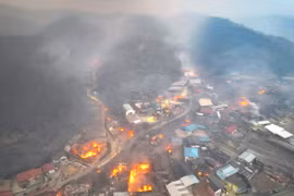 Đám cháy lan rộng sang khu vực nhà dân ở Andong. Ảnh: YONHAP