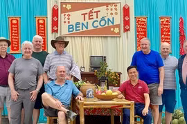 Khách Tây thích thú trải nghiệm Tết 'bên cồn'