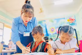 Các trường học trên địa bàn tỉnh tăng cường đổi mới phương pháp dạy học phù hợp với từng đối tượng học sinh DTTS. Ảnh: T.D