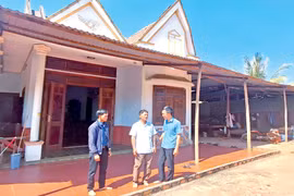 Nhờ chăm chỉ làm lụng, gia đình anh Rơ Lan Hle (ở giữa) đã xây dựng được ngôi nhà khang trang, bề thế. Ảnh: T.D