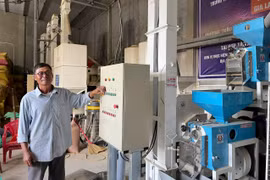 Ông Hà Quang Hiển-Giám đốc HTX Nông nghiệp Đại Đồng (thôn 3, xã Pờ Tó)vận hành hệ thống máy xay xát gạo được hỗ trợ. Ảnh: V.C