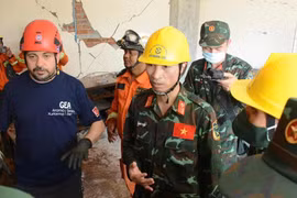 Bộ đội Việt Nam đang giải cứu nạn nhân sống sót sau động đất ở Myanmar