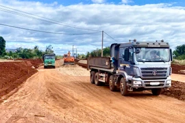 Ủy ban nhân dân tỉnh chỉ đạo các đơn vị, địa phương liên quan tháo gỡ vướng mắc để đẩy nhanh tiến độ thi công Dự án đường hành lang kinh tế phía Đông nối Đak Đoa-Pleiku-Chư Păh. Ảnh: M.P