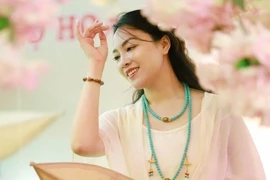 Giới trẻ Hà thành tạo dáng check-in lều diều khổng lồ