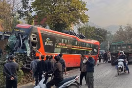 Xe khách biến dạng phần đầu khi va chạm xe tải