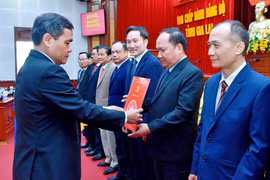 Ủy viên Ban Chấp hành Trung ương Đảng, Bí thư Tỉnh ủy, Chủ tịch HĐND tỉnh Hồ Văn Niên (thứ 5 từ phải sang) và Phó Bí thư Tỉnh ủy Nguyễn Ngọc Lương (thứ 4 từ trái sang) trao quyết định, tặng hoa chúc mừng Ban Chấp hành Đảng bộ các cơ quan Đảng tỉnh. Ảnh: Đức Thụy