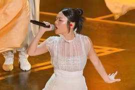 Ca sĩ Rei Ami diện đầm của nhà thiết kế Đỗ Long tại Oscar 2026