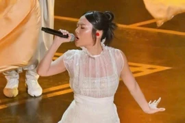 Ca sĩ Rei Ami diện đầm của nhà thiết kế Đỗ Long tại Oscar 2026