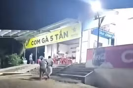 Xác minh vụ khách bị đánh gãy ngón tay sau khi phàn nàn giá cơm gà