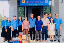 Chị Ksor H’Biên (thứ 5 từ trái sang) vui mừng khi được trao “Nhà nhân ái”. Ảnh: H.T