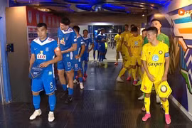 Doãn Ngọc Tân bị cầu thủ Thái Lan theo chặt