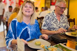 Khách Tây tấm tắc khen bánh chưng