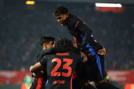 Lewandowski và Raphinha giúp 'cỗ máy' Barcelona không thể ngăn cản, HLV Hansi Flick vẫn tiếc Yamal