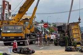 CLIP: Xe tải lao vào 4 nhà dân ven Quốc lộ 1, nhiều người thương vong