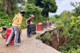 Nơm nớp nỗi lo vì đường sạt lở nghiêm trọng