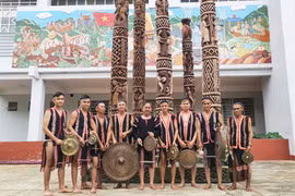 Các nghệ nhân xã Glar (huyện Đak Đoa) chụp ảnh lưu niệm trước tác phẩm “Nét Tây Nguyên”. Ảnh: N.A.M