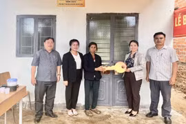 Bà Awoi (ở giữa, làng Bông Hiot, xã Hải Yang) được hỗ trợ 50 triệu đồng để làm nhà. Ảnh: L.N