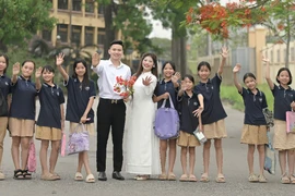 Cặp đôi chụp ảnh cưới ở trường học cùng với học sinh 'gây sốt'