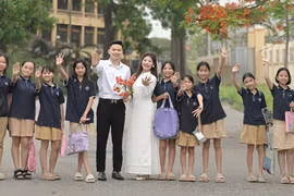 Cặp đôi chụp ảnh cưới ở trường học cùng với học sinh 'gây sốt'
