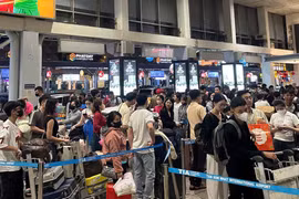 Nhiều chuyến bay bị chậm, khách chờ hàng tiếng ở sân bay Tân Sơn Nhất để về quê