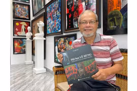 Họa sĩ Lê Hùng và tập sách ảnh vừa xuất bản. Ảnh: P.D