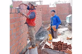 Cán bộ Đoàn tiên phong xóa nhà tạm, nhà dột nát