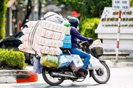 Năm 2025, phạt tới 800 ngàn đồng với lái xe máy chở hàng cồng kềnh. Ảnh nguồn thuvienphapluat.vn