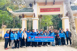 Các cán bộ, đoàn viên thanh niên huyện Kbang về nguồn tại Khu di tích lịch sử cách mạng của tỉnh tại xã Krong. Ảnh: Đinh Toại