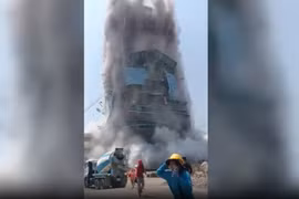 Video tòa nhà đang xây ở thủ đô của Thái Lan đổ sập do động đất