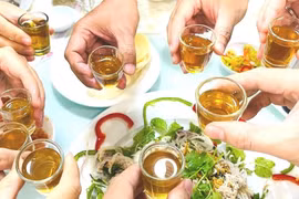 6 người nhập viện sau uống rượu sơ ri, nghi ngộ độc rượu