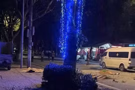 Xe máy kẹp 3 lao vào gốc cây, 3 thanh niên tử vong tại chỗ