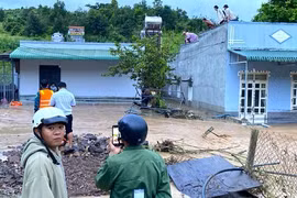 Lâm Đồng: Sơ tán nhiều người dân bị nước ngập 'bao vây'