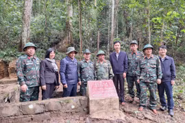 Ủy viên Ban Chấp hành Trung ương Đảng, Bí thư Tỉnh ủy, Chủ tịch HĐND tỉnh Hồ Văn Niên (thứ 3 từ trái sang) và các đồng chí trong đoàn công tác tham quan điểm di tích thuộc Khu căn cứ chiến đấu của Tỉnh đội tại xã Krong, huyện Kbang. Ảnh: Đ.T