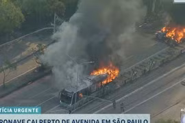 Máy bay lao xuống xe buýt ở Brazil, khói lửa dữ dội