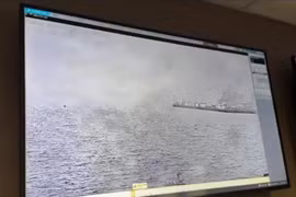 Khoảnh khắc máy bay tác chiến điện tử Mỹ lao thẳng xuống biển vì sự cố