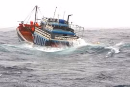 Biển Đông gió giật cấp 9, miền Trung mưa trên 250 mm