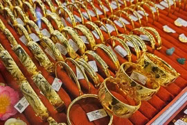 Giá vàng lại vượt 99 triệu đồng/lượng